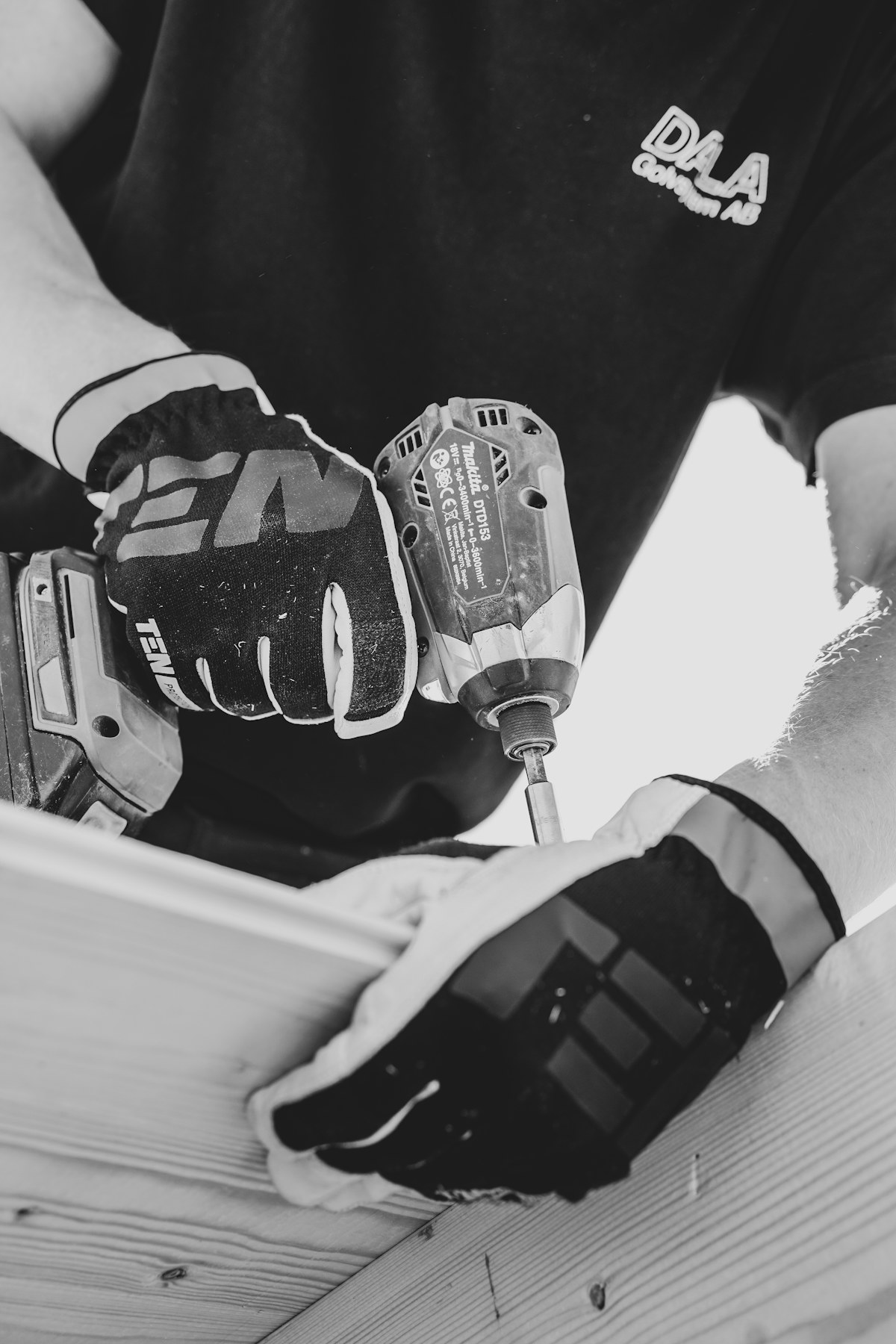 Person som bruker en elektrisk drill
