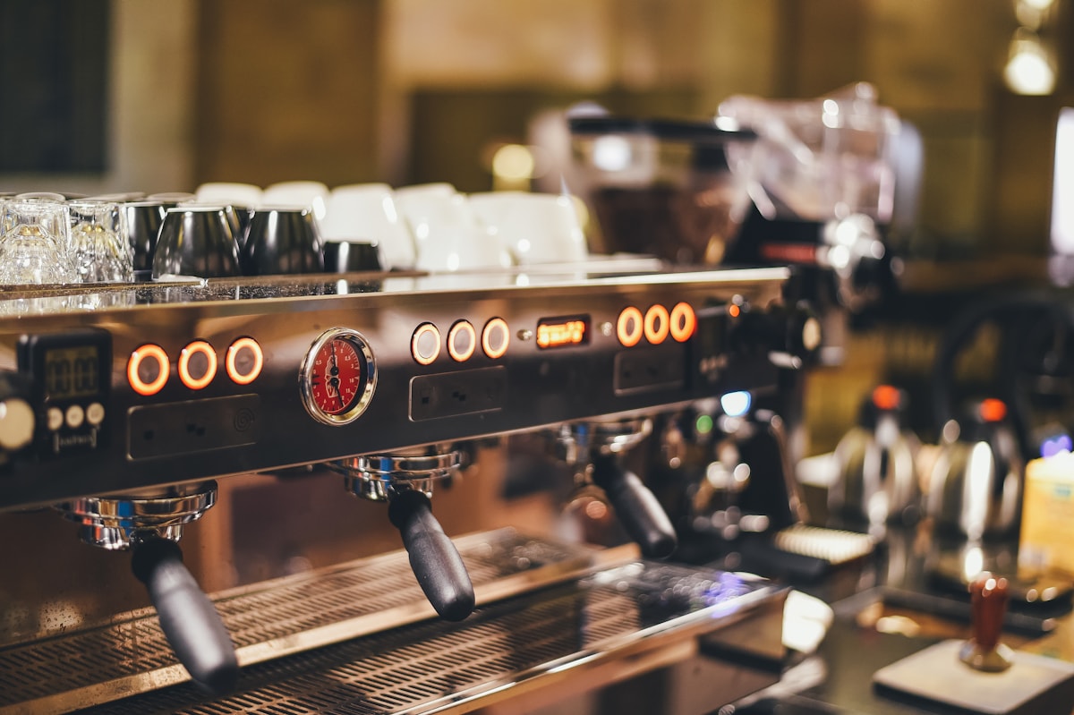 Espressomaskin som lager kaffe