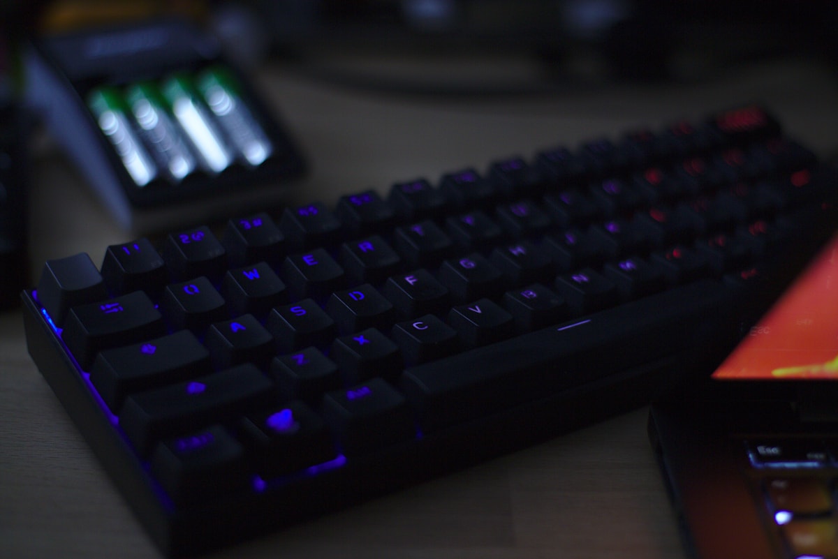 Svart mekanisk tastatur