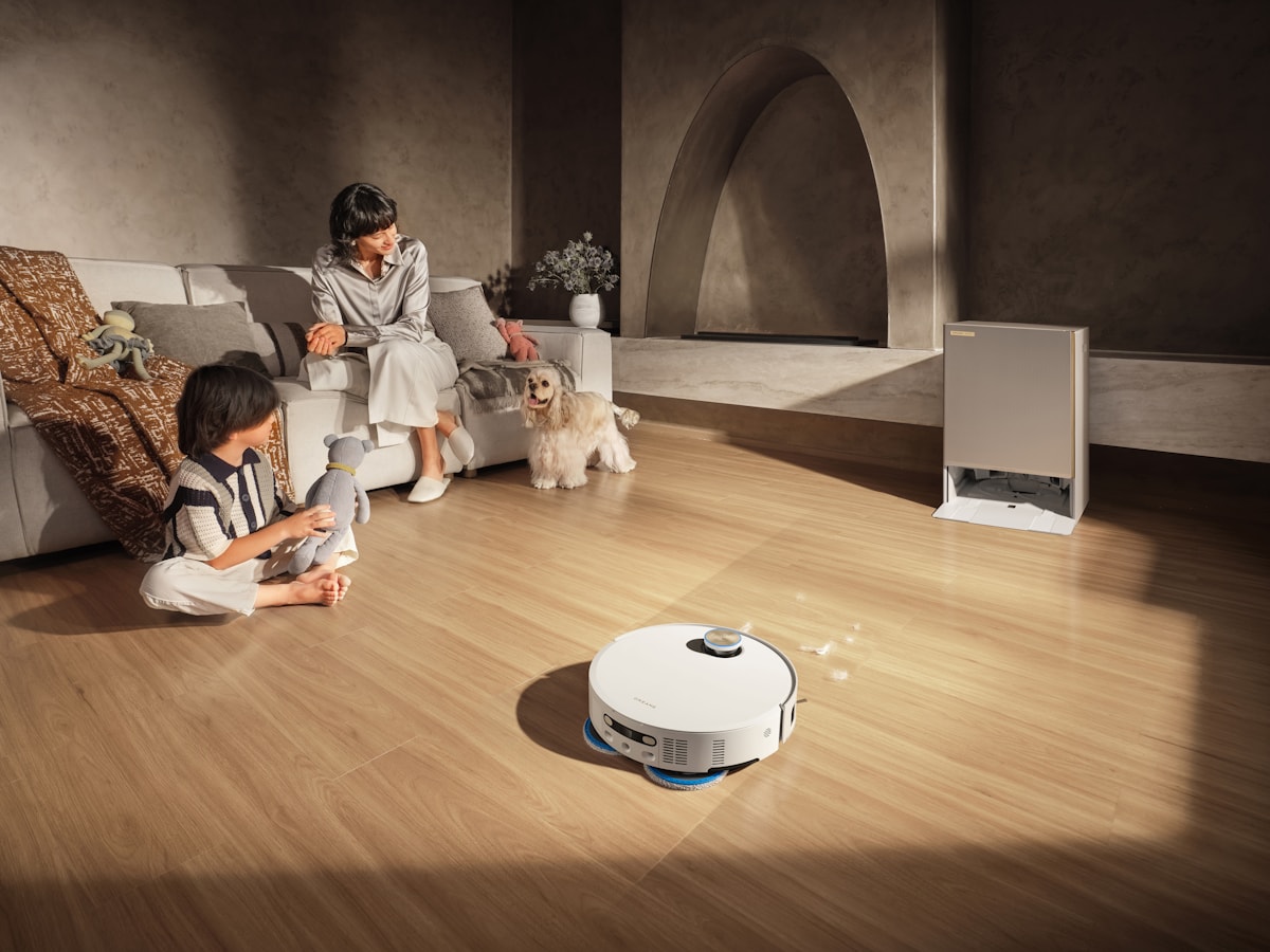 Robotstøvsuger i en moderne stue
